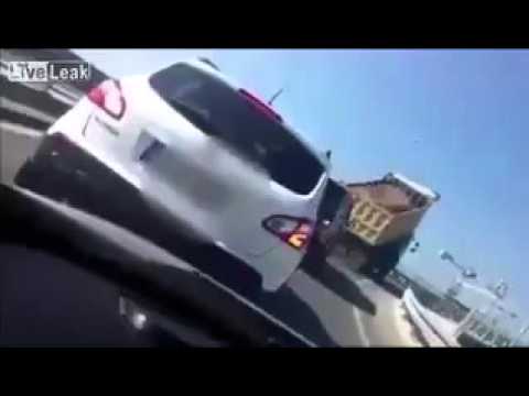 بالفيديو سائق شاحنة ينتقم من قائد سيارة حاول قطع الطريق عليه