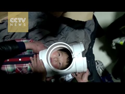 شاهد طفل صيني يحشر رأسه في ماسورة مياه والمطافي تنقذه في نصف ساعة