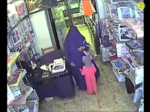 بالفيديو إمرأة تسرق محلا في السويس