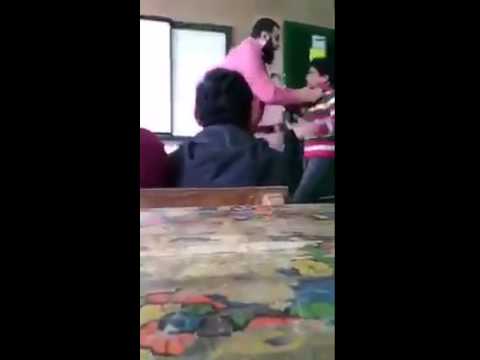 بالفيديو مدرس يضرب طالبًا بطريقة مهينة