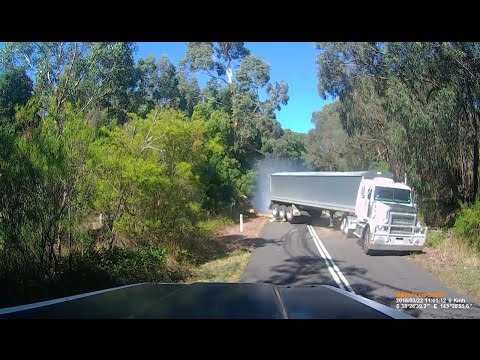 بالفيديو حادث تصادم لشاحنة ضخمة