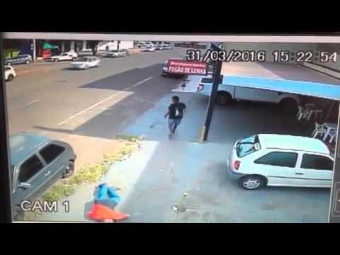 بالفيديو شاب يقذف عجوزًا بحجر دون سبب