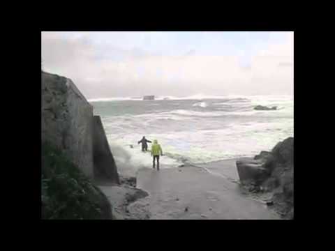 فيديو موجة ضخمة تبتلع شخصًا على الشاطئ بشكل مفاجئ