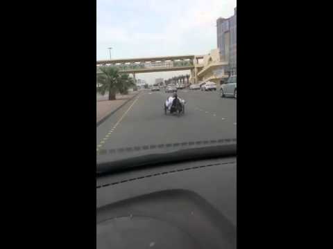 بالفيديو مسن يقود دراجة هوائية بثلاث عجلات يثير الجدل