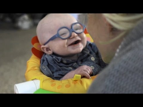 بالفيديو ابتسامة طفل تأسر قلوب كل من رأه