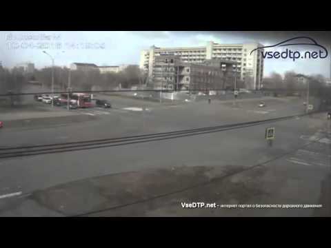 شاهد سيارة مسرعة تسبب حادثا مروعا في روسيا