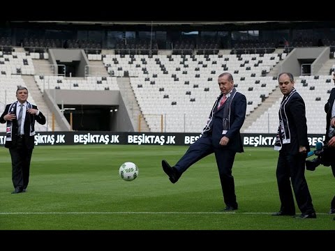 أردوغان يستعرض مهاراته الكروية مع داود أوغلو
