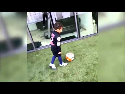 نجم سان جيرمان يدرب أبنائه على مهارات كرة القدم داخل منزله