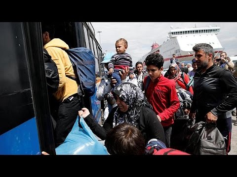 بالفيديو إجلاء مئات اللاجئين والمهاجرين من ميناء بيرايوس اليوناني
