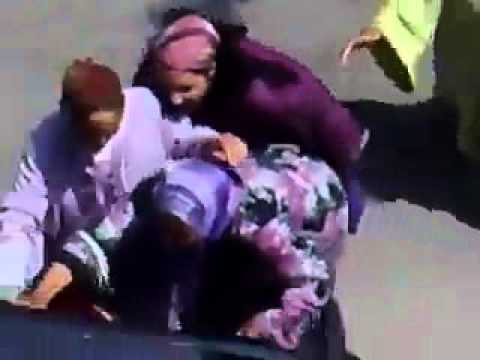بالفيديو رجل يعتدي على زوجته بالضرب المبرح في الشارع