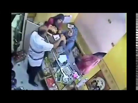 بالفيديو سيدة تسرق محل مجوهرات بمساعدة صديقتها