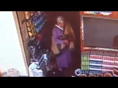 تاجر ينهال بالضرب على سيدة قامت بسرقة محله في الناظور