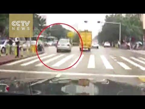 الحظ يحالف الجميع في حادثة إصطدام سيارة بمجموعة من المارة