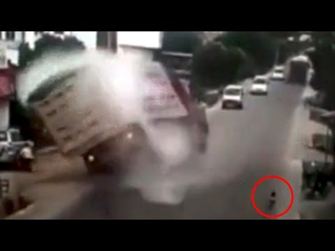 سائق شاحنة يتجنب الإصطدام بطفل وتنقلب عربته على المارة ويتسبب في كارثة