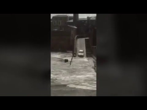 سائق بريطاني يعاند أمواج البحر ويمر بها أثناء عاصفة قوية