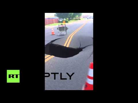 شاهد الأرض تبتلع جزءا من الطريق العام في مدينة أميركية