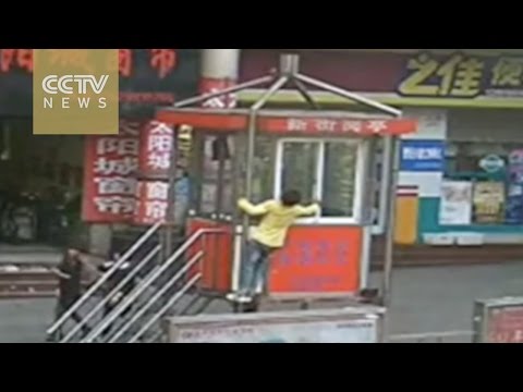 صيني يقتحم كشك شرطة مرور ليرتدي ملابس الضباط