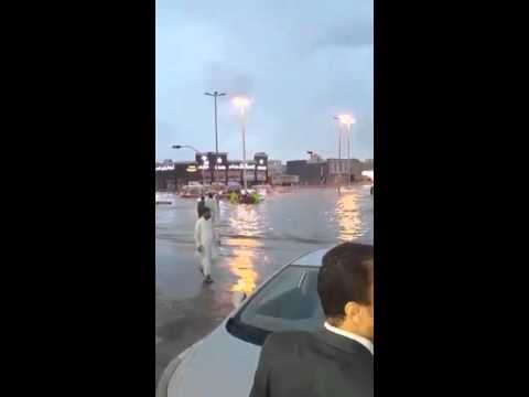 قوارب مطاطية في شوارع الرياض