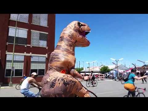 أميركي يرتدي ديناصور في مسابقة دراجات