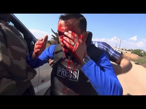 شاهد لحظة إصابة مراسل سوري بقذيفة في ريف حلب