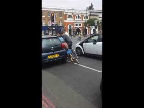 فيديو معركة شرسة بين امرأتين في لندن