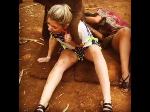 فيديو فيل صغير يلهو مع فتاتين حسناوتين