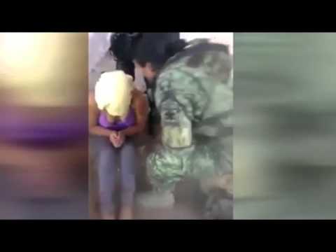 شاهد الجنود المكسيكيين يعتقلون النساء لتعذيبهم