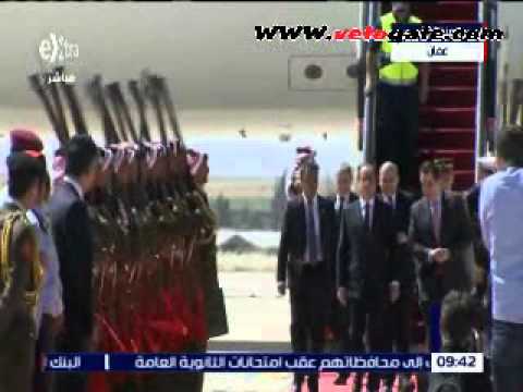 لحظة وصول الرئيس الفرنسي إلى عمان