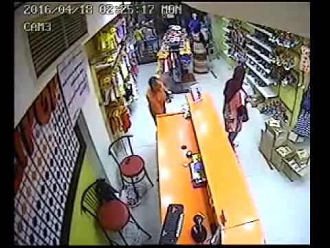 بالفيديو لحظة سرقة فتاة لتابلت من محل ملابس