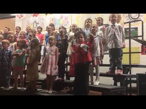 طفل يصاب بنوبة “مايكل جاكسون” أثناء عرض كورال