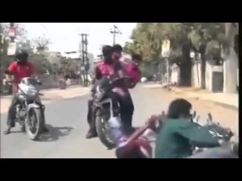 شاهد دراجة نارية تصطدم المذيع في الهند