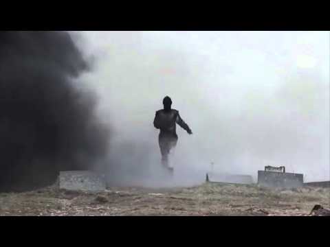 بالفيديو شقراء روسية تتحدى النيران والتفجيرات