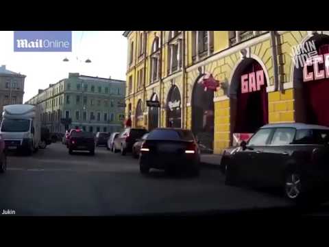 شاهد روسي يحطم زجاج سيارة بلكمة قوية