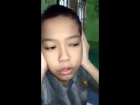 طفل صيني يذرف الدموع متأثرًا أثناء رفعه الآذان