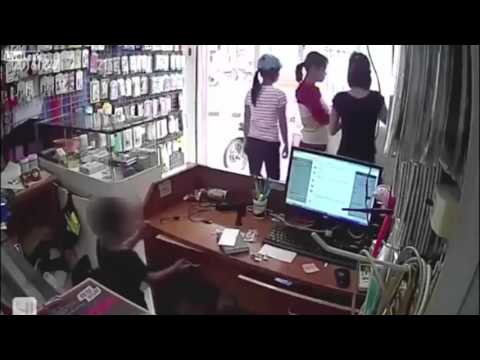 شاهد امرأة تستغل طفلا في سرقة محل هواتف