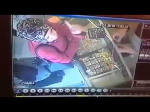 فيديو امرأة تسرق سوارا ذهبيا بطريقة ماكرة
