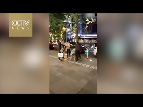 فيديو رجل يضرب زوجته أمام ابنته في الشارع