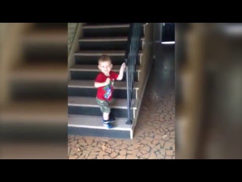 فيديو سقوط مؤلم لطفل من أعلى السلالم