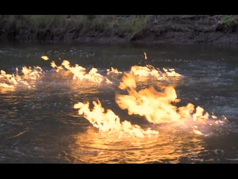 شاهد لقطات غريبة لاشتعال النيران في نهر في أستراليا