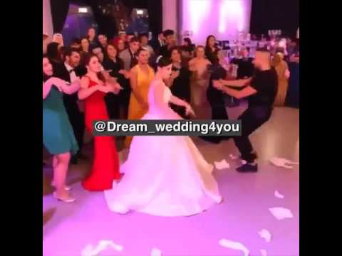 فيديو عروس تشعل حفل زفافها بـرقصة مجنونة