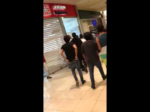 شاهد خناقة ساخنة بين مجموعة شباب داخل مركز تجاري سعودي