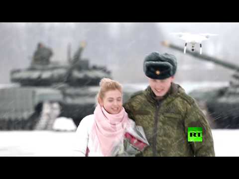 ملازم روسي يطلب يد حبيبته مدعومًا بفصيل من الدبابات