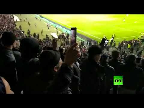 شاهد لاعبون في روسيا يوقفون مباراة لفك شجار بين المشجعين
