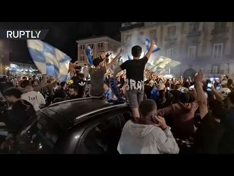 شاهد مشجعو نابولي الإيطالي يخرجون إلى الشوارع للاحتفال بالفوز على يوفنتوس