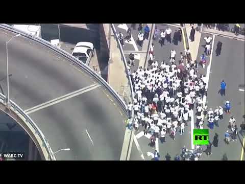 شاهد مسيرة لدعم الشرطة الأميركية بجسر بروكلين في نيويورك